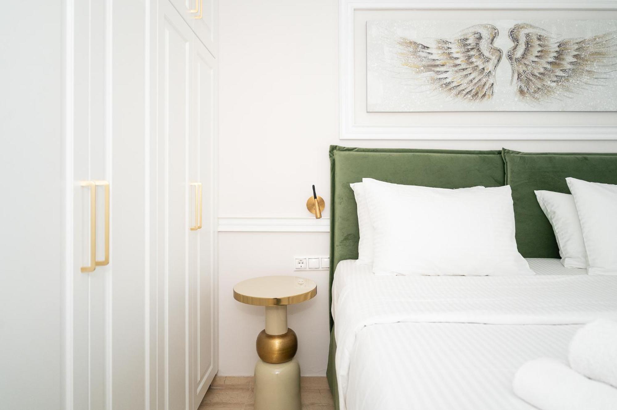 Margo Luxury Living 1 By 8essentially Apartment *