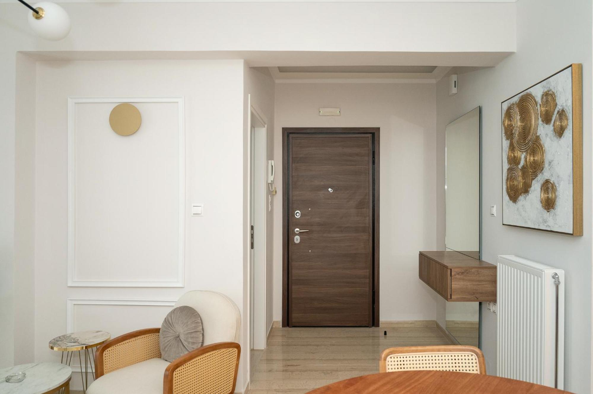 Margo Luxury Living 1 By 8essentially Apartment *