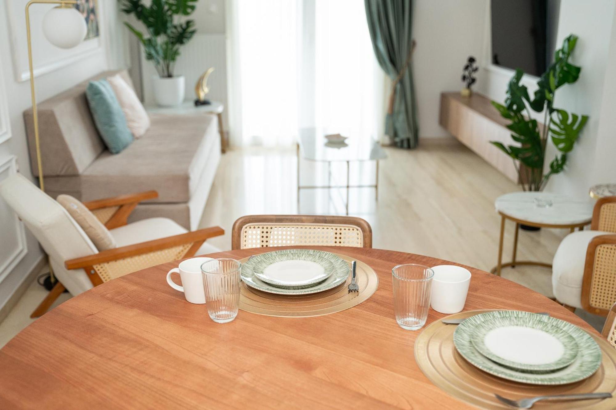 Margo Luxury Living 1 By 8essentially Apartment *