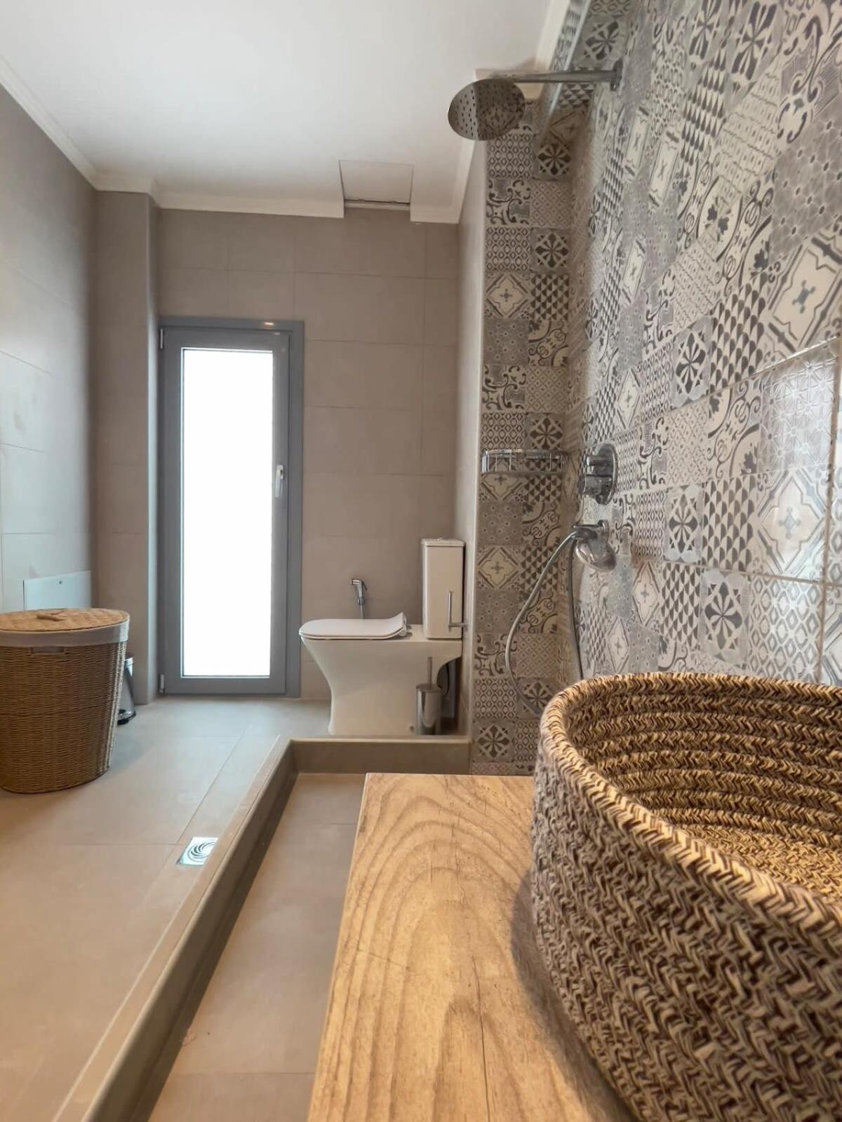 Sea Breeze Modern With A Refreshing Balcony View Apartment Haraki