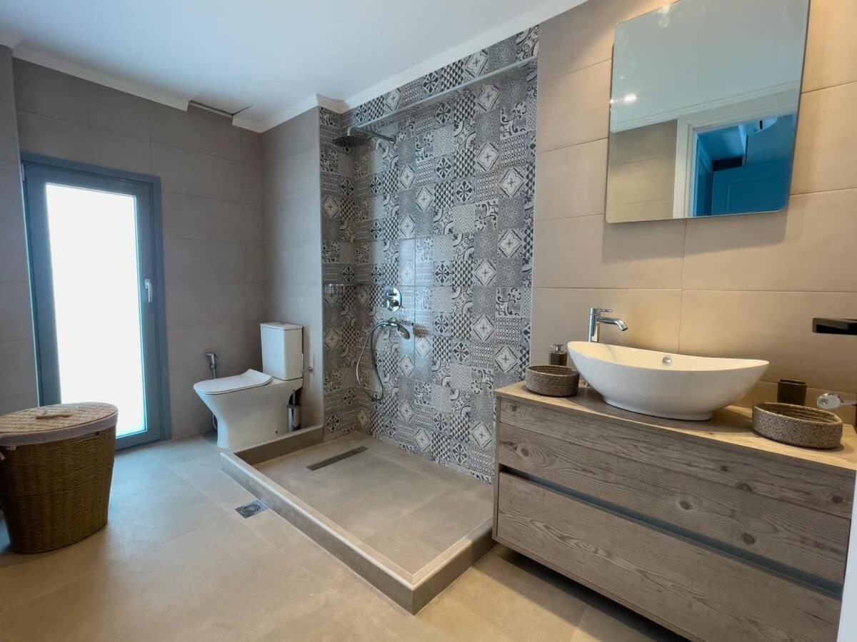 Sea Breeze Modern With A Refreshing Balcony View *