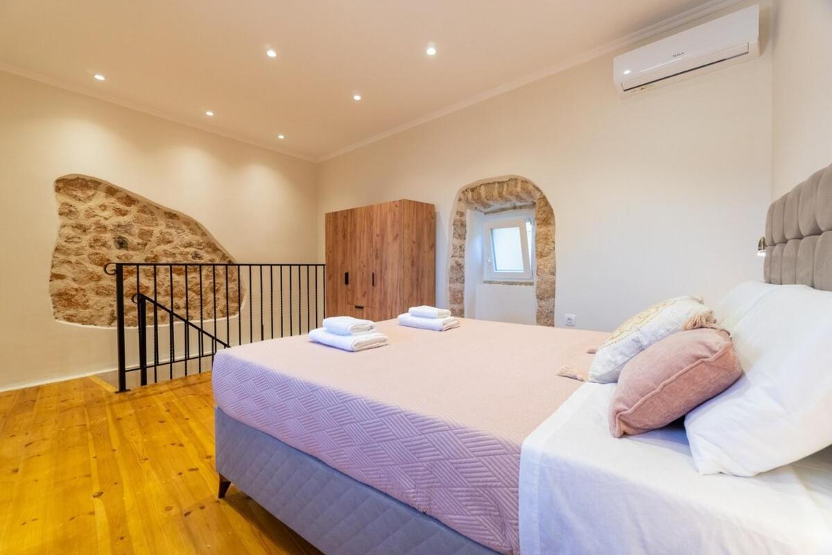 Vitouhouse Lakones