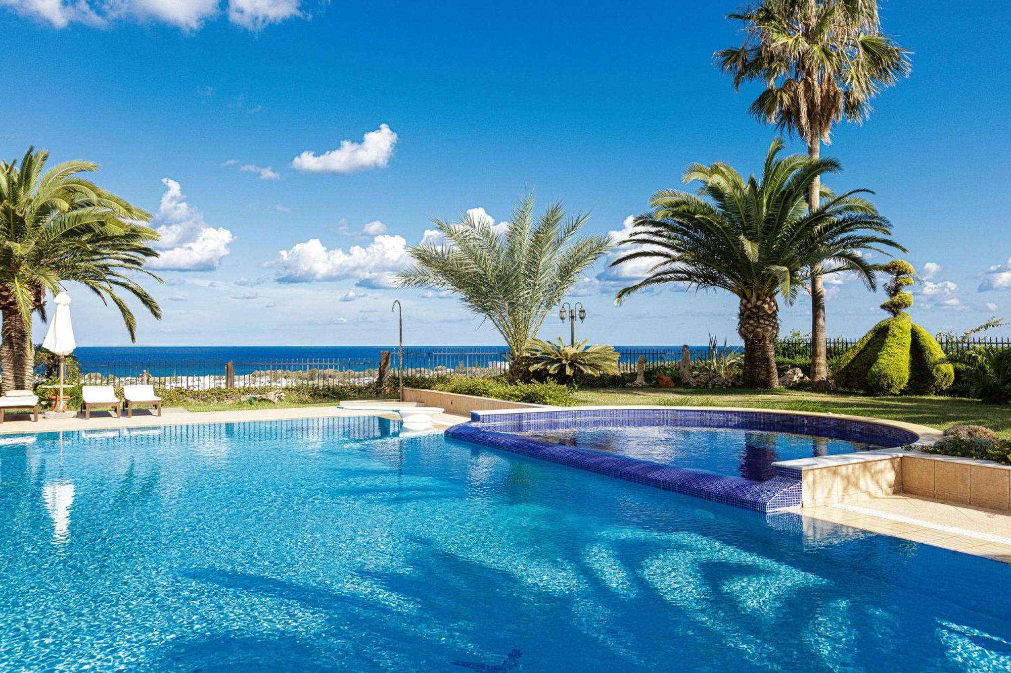 Palm Hill Villa, Royal Retreat, By Thinkvilla Villa