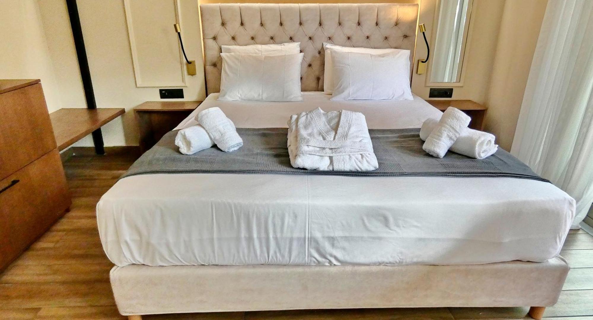 Goldenroyalsuites Apartment Stalos