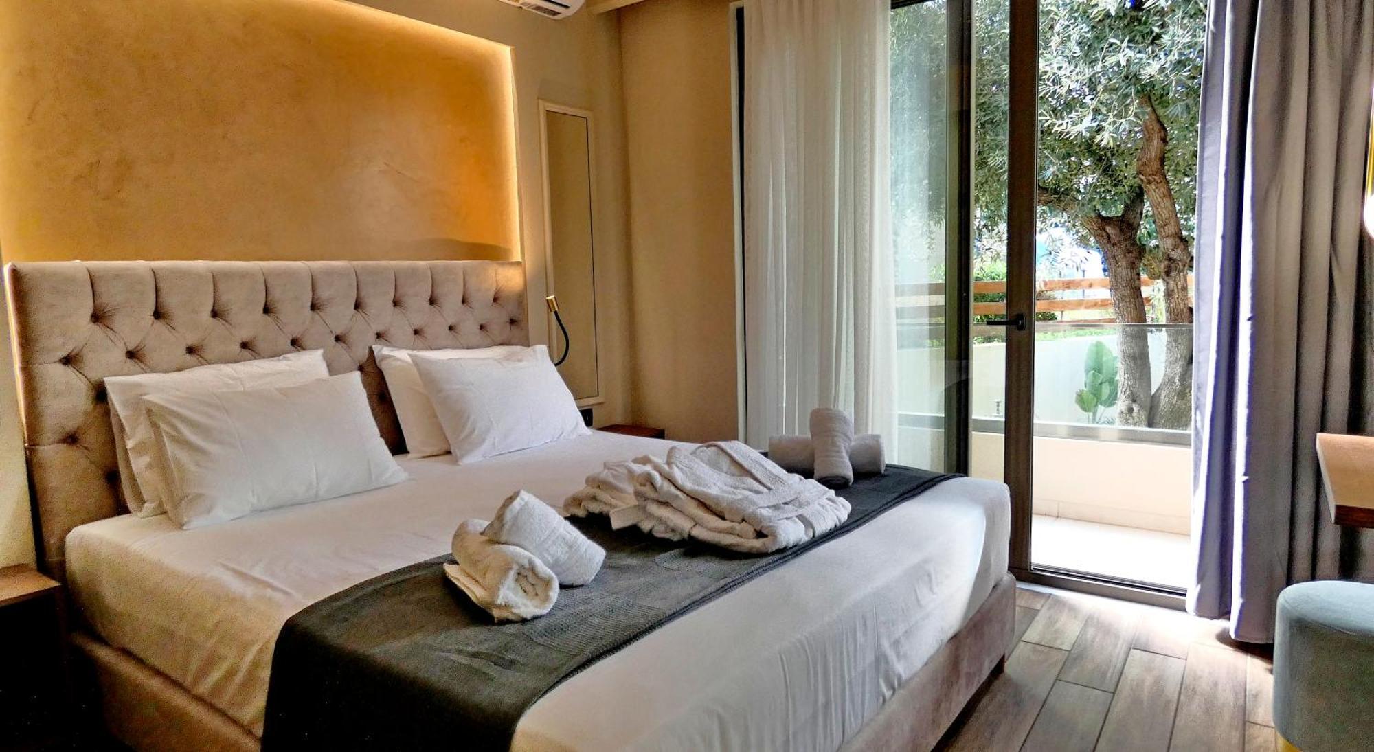 Goldenroyalsuites Apartment Stalos