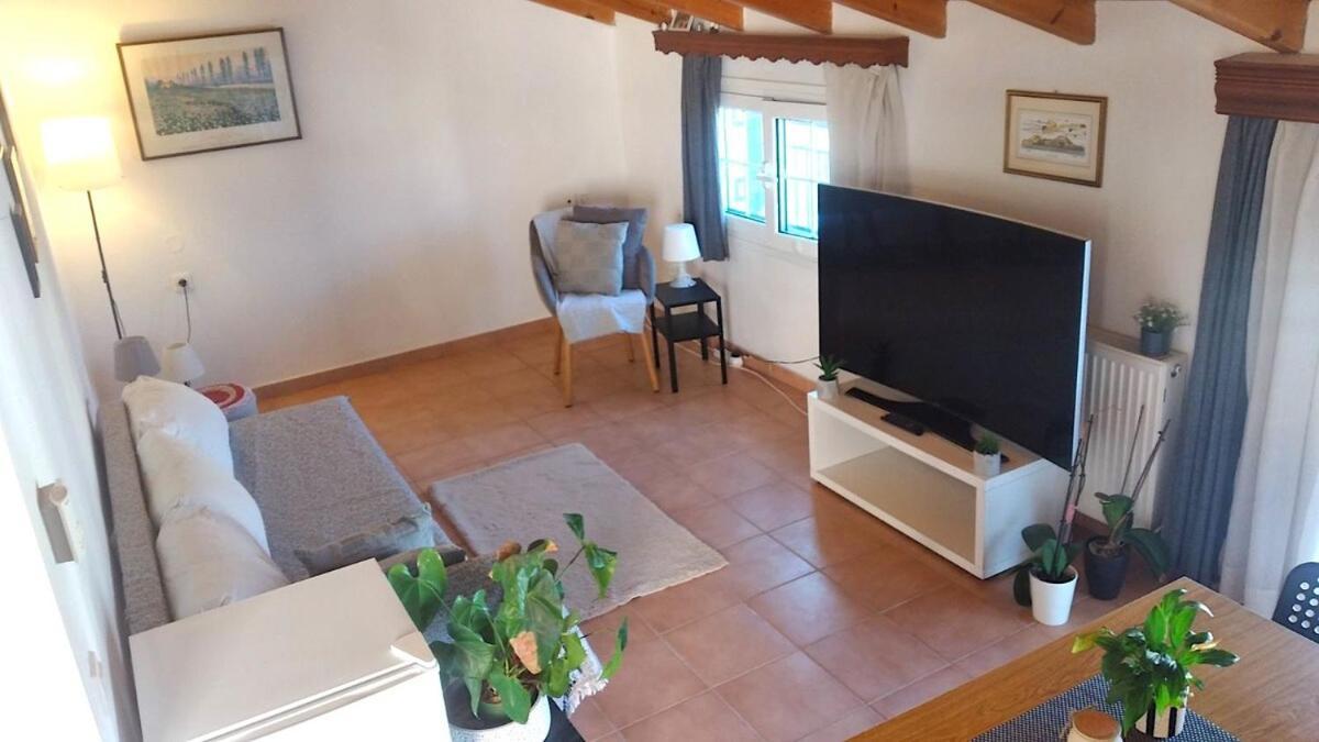 Cosy Loft Apartment, Argyrades