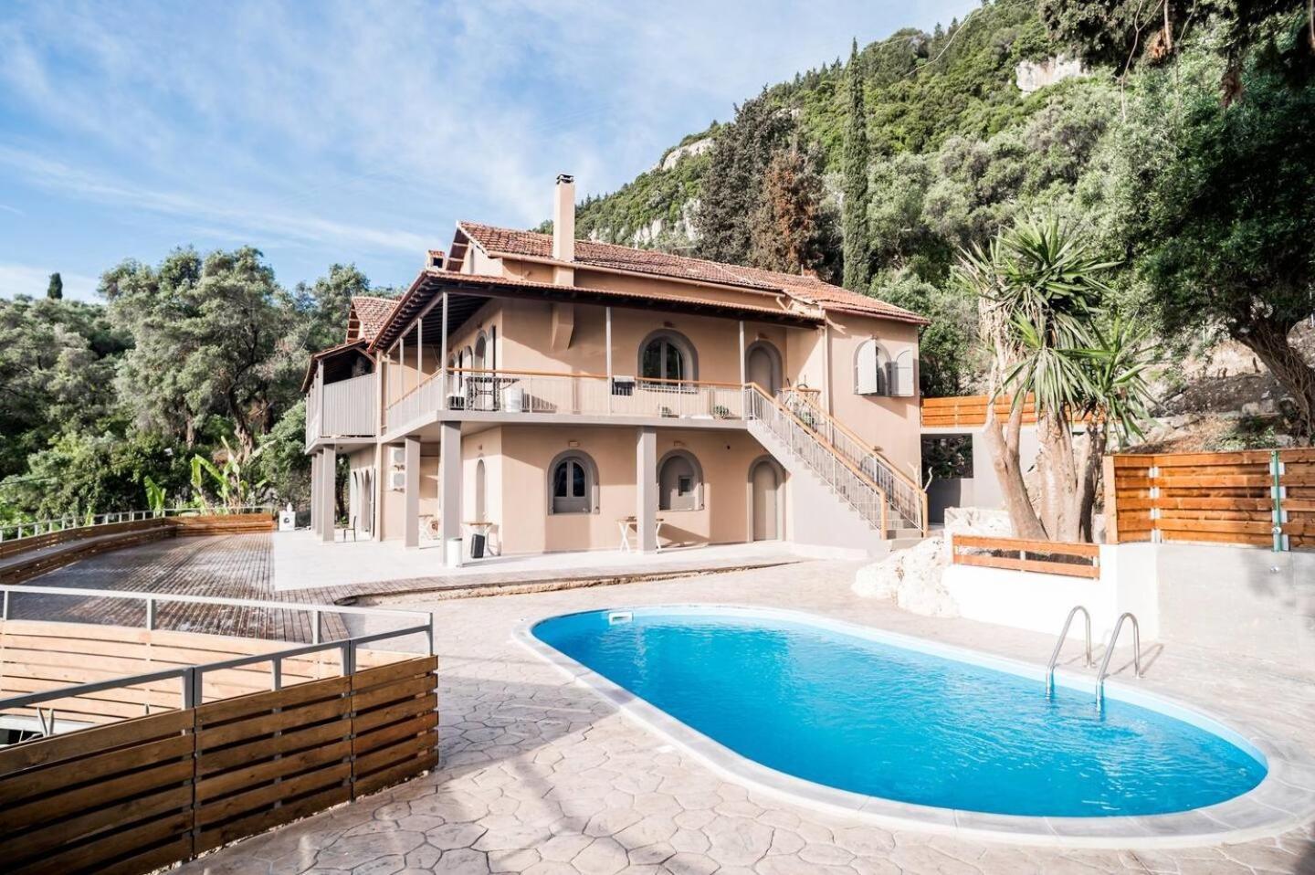 Manolatou Villa *