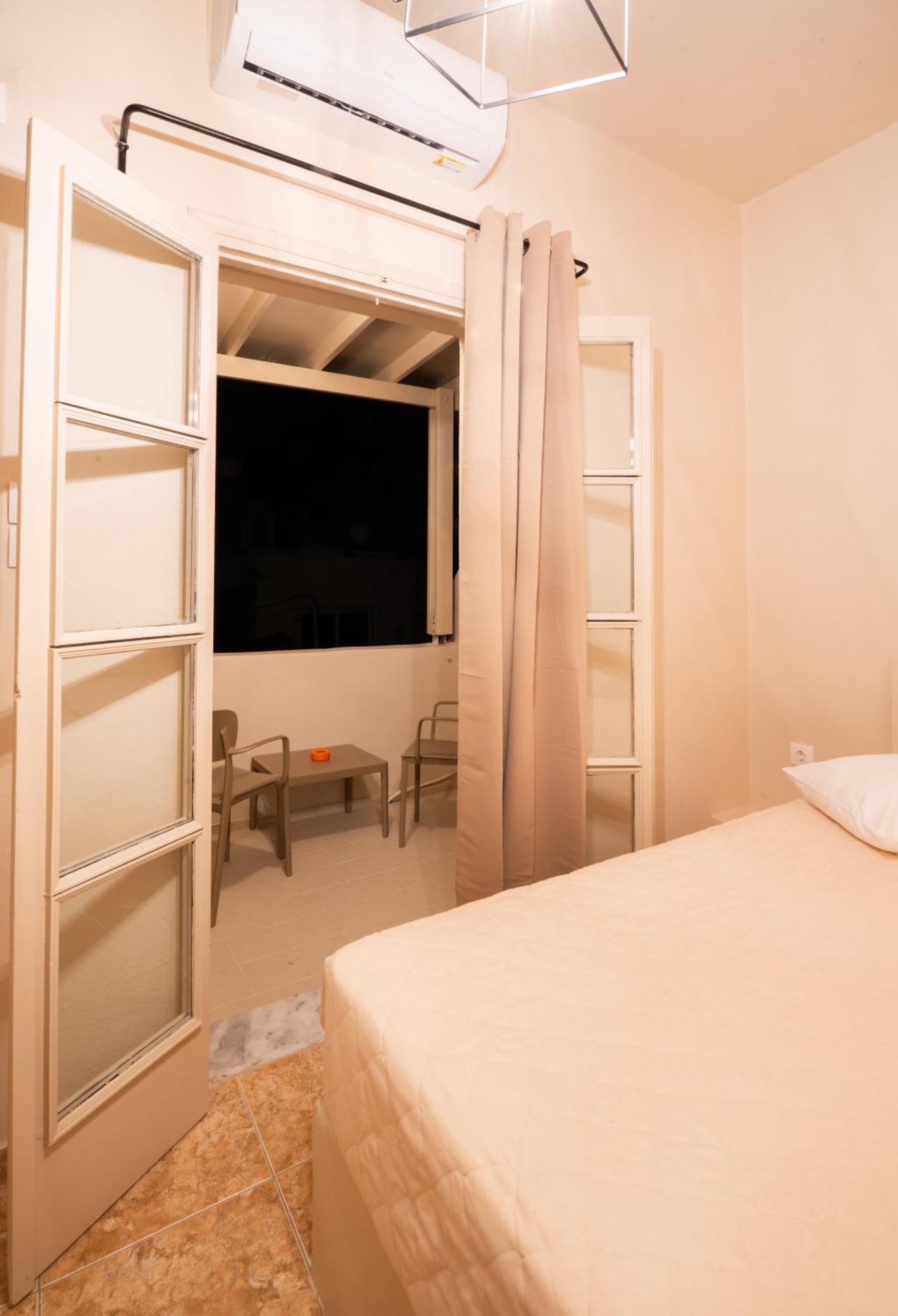 Toula 2* Fira (Santorini)