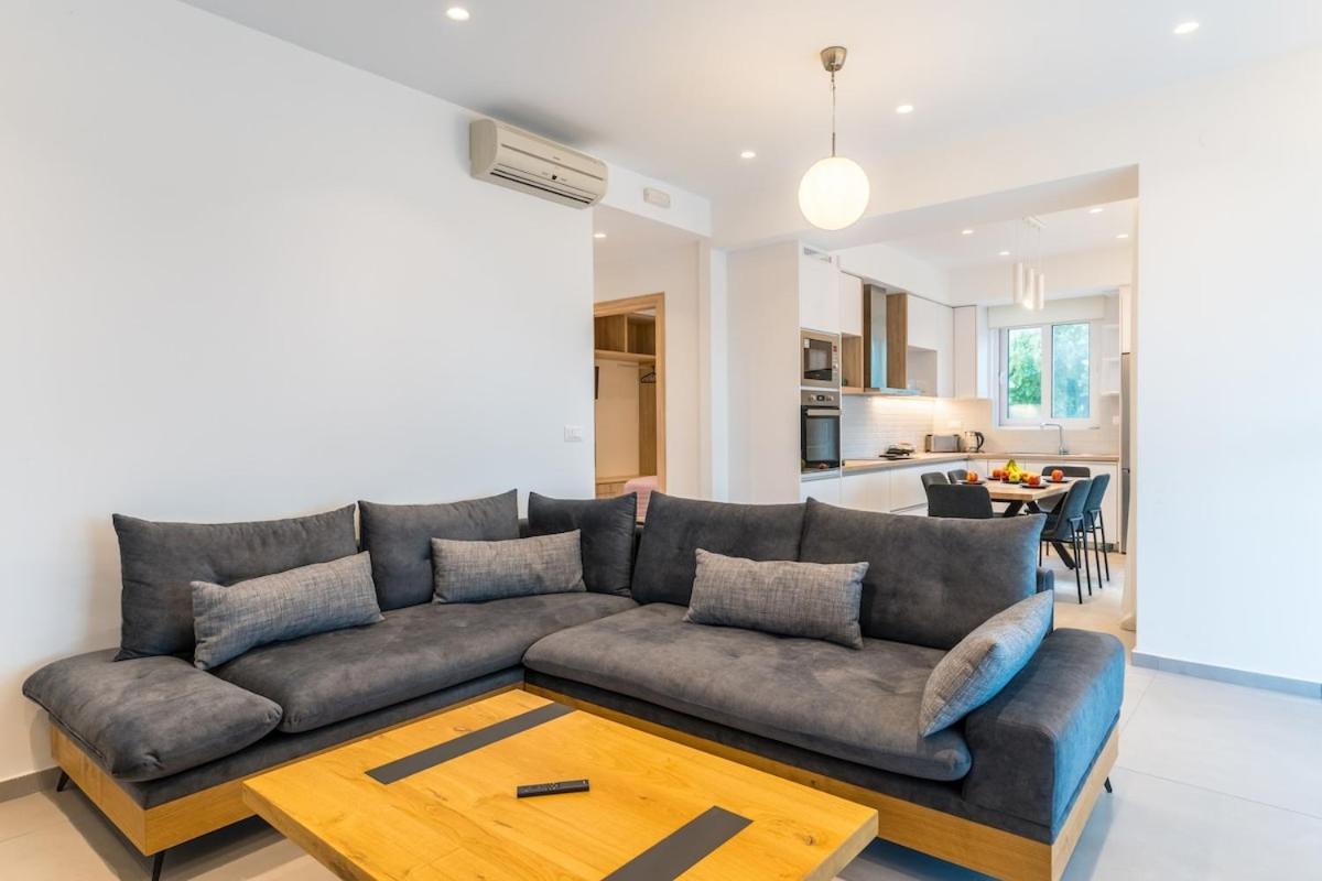 Beachfront Lux Apartment Dhramia