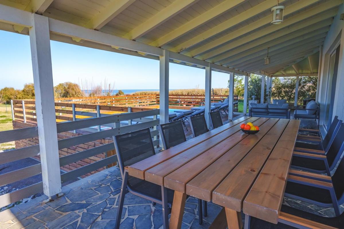 Beachfront Lux Apartment Dhramia