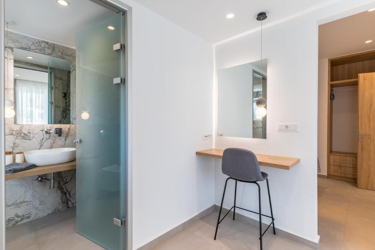Beachfront Lux Apartment Dhramia