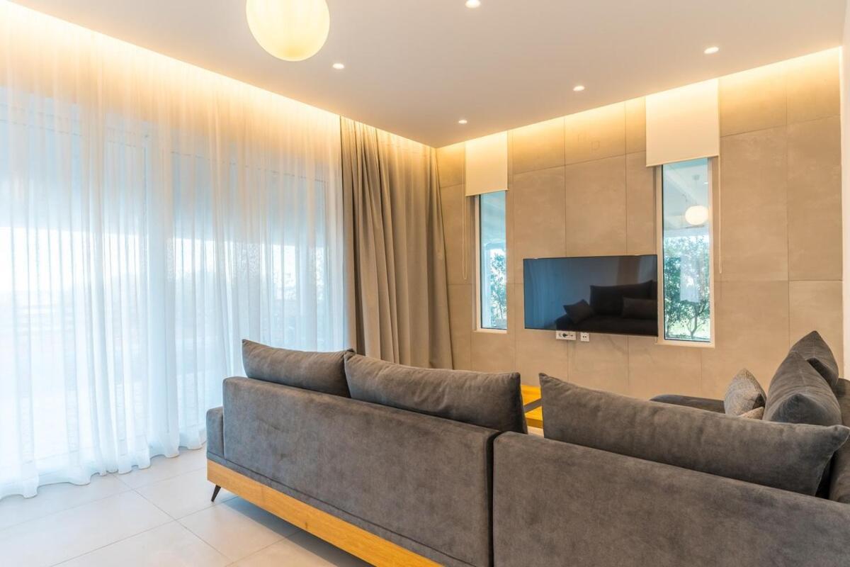 Apartment Beachfront Lux Dhramia