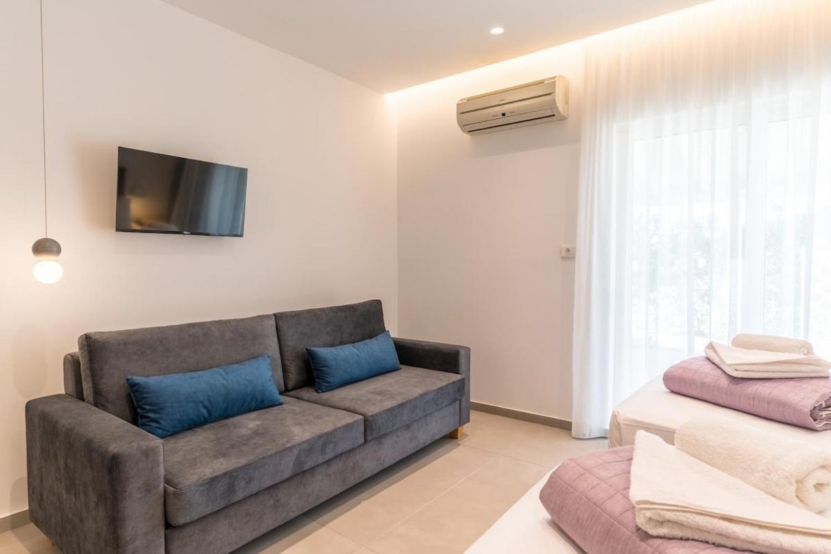 Beachfront Lux * Dhramia