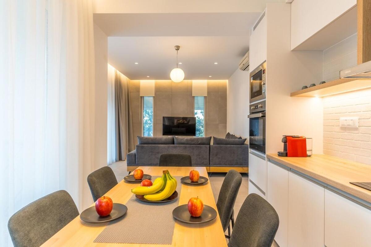 Beachfront Lux * Dhramia