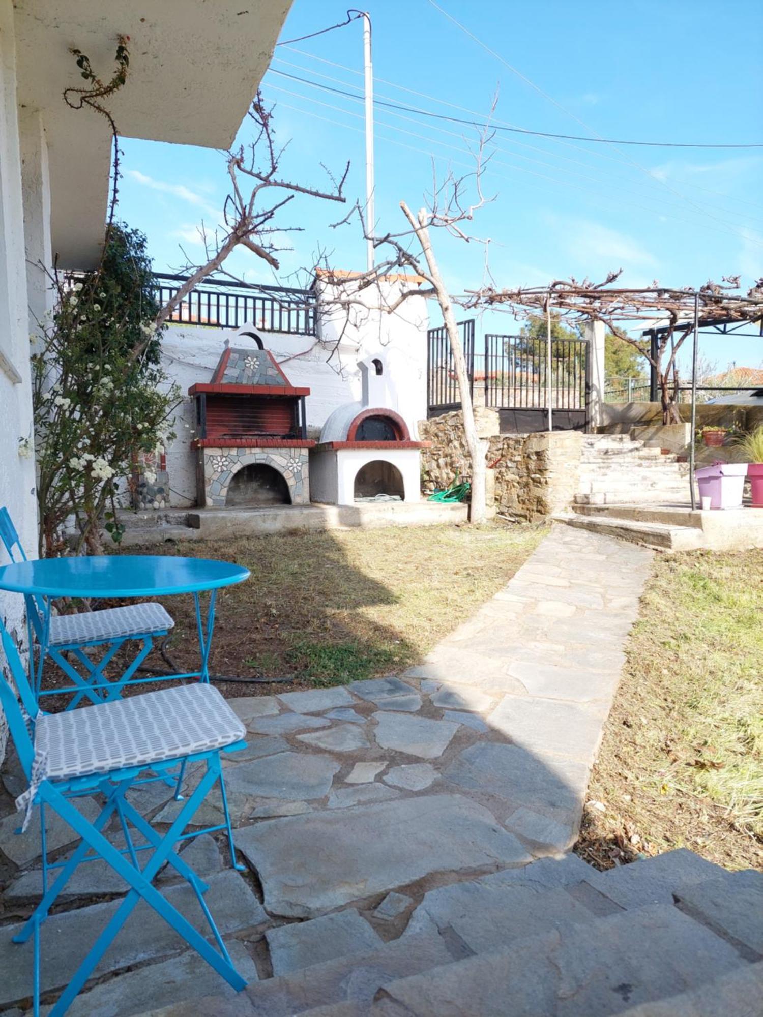 Dora's House Comfortable With A Yard And View Holiday home