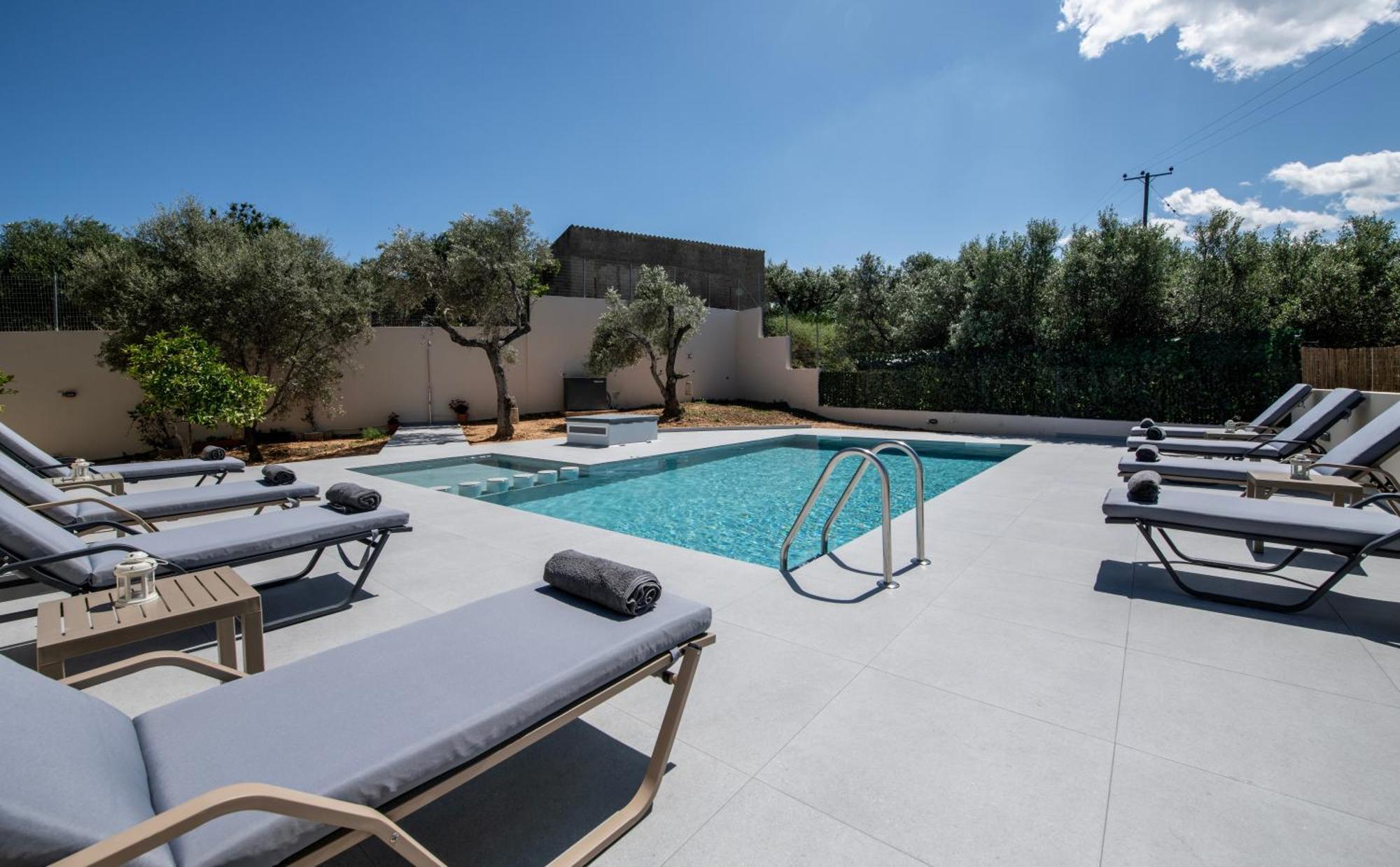 Apartment With Private Pool Near To The Sea