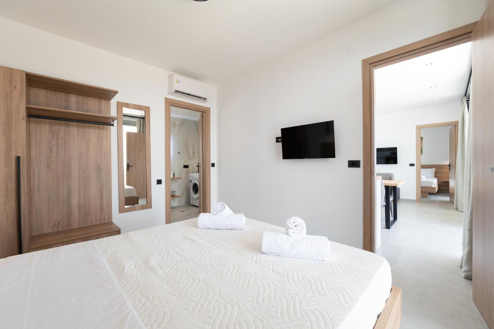 Chryselia Suites- Private Pool Holiday home Keratokampos