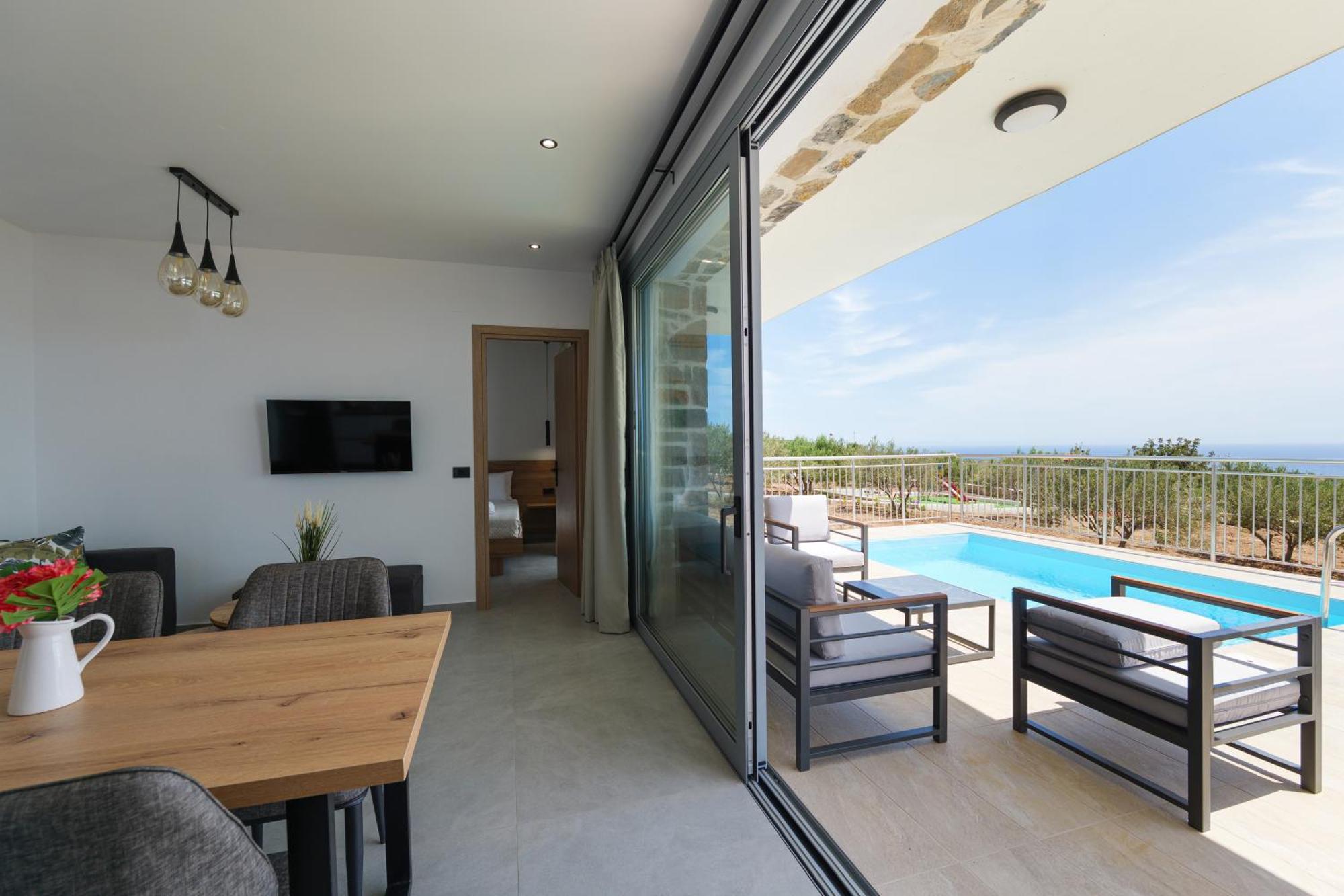 Chryselia Suites- Private Pool Holiday home Keratokampos