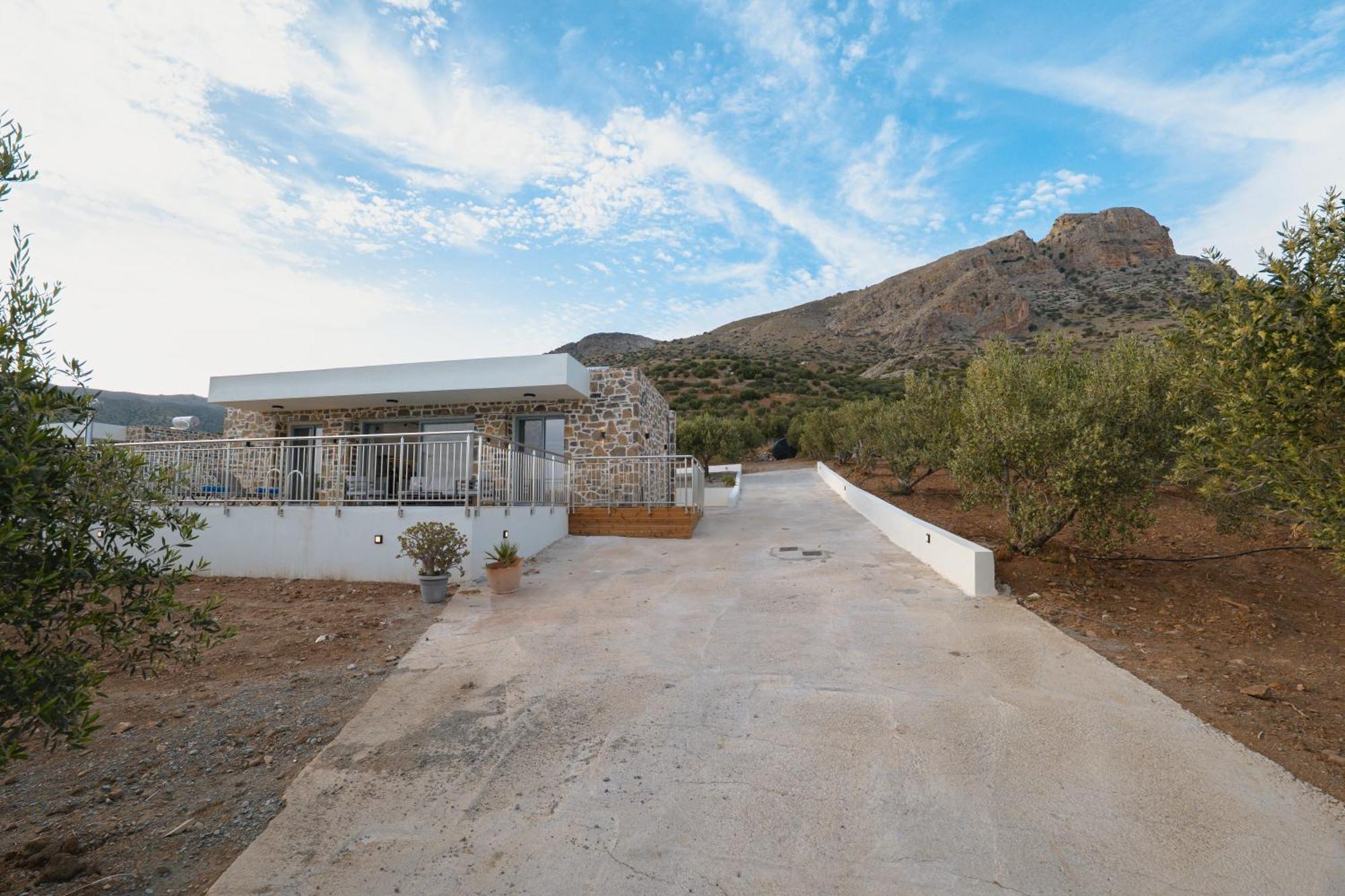 Chryselia Suites- Private Pool Holiday home *