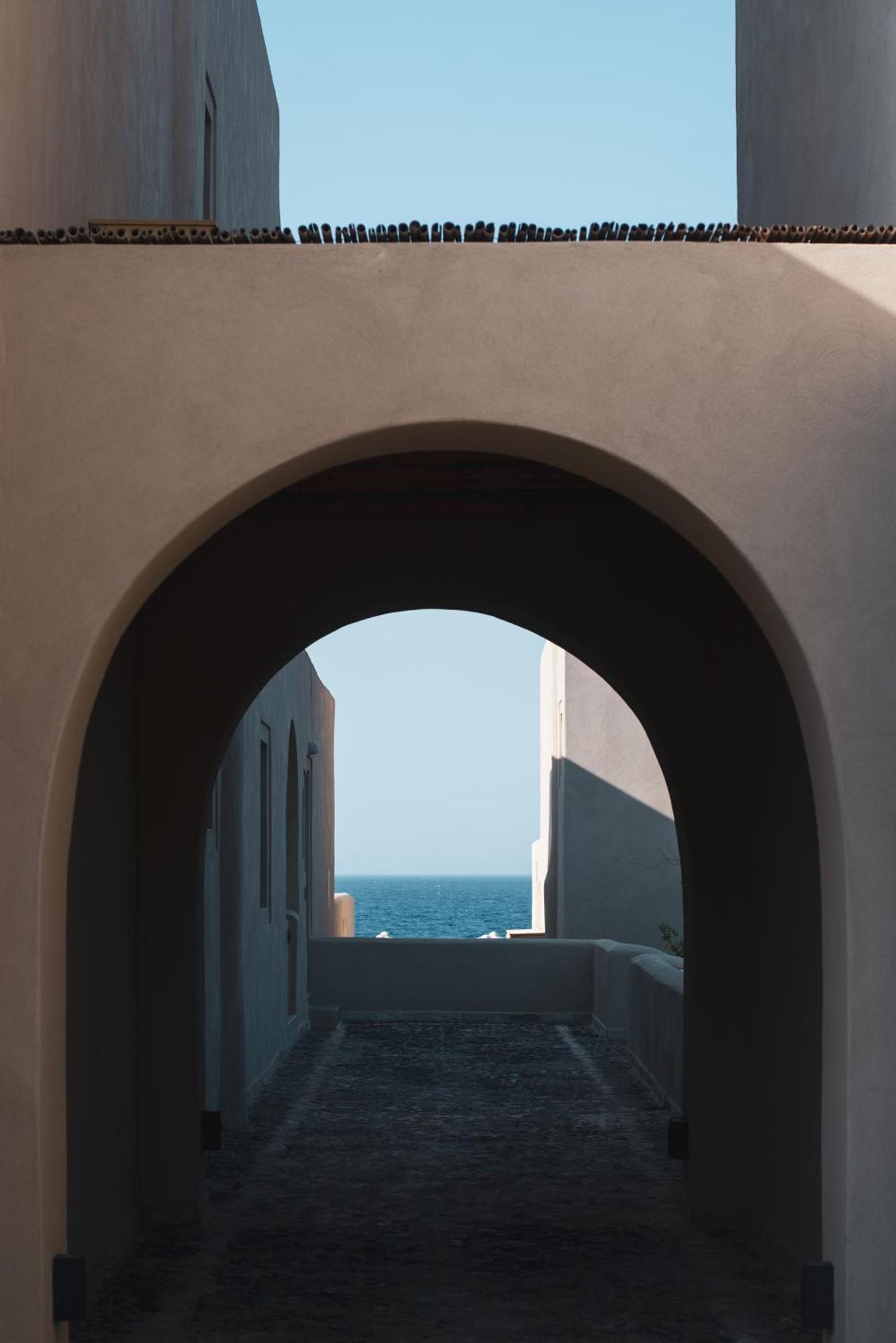 Colombos Beachfront 5* Foinikia (Santorini)