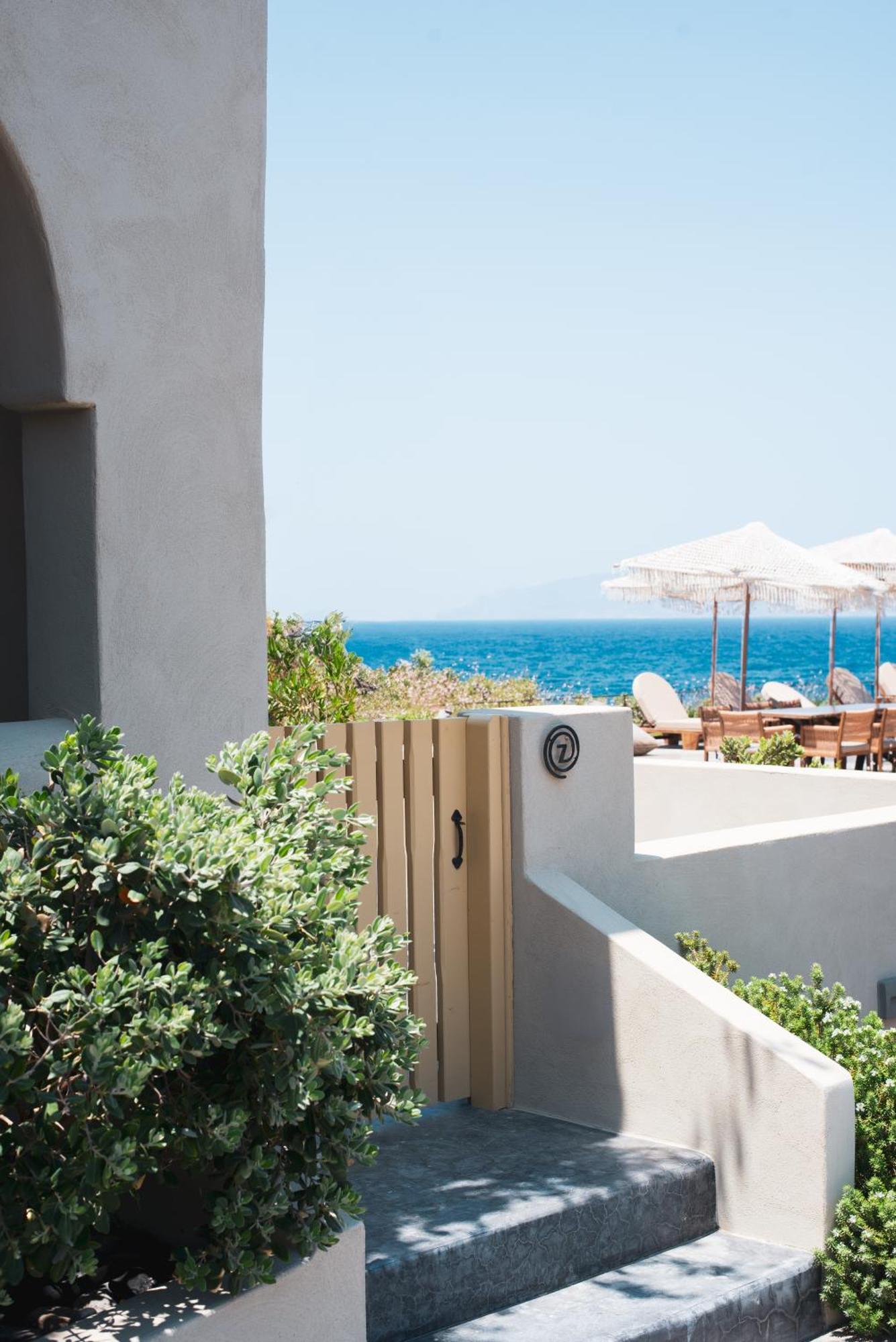 Colombos Beachfront 5* Foinikia (Santorini)