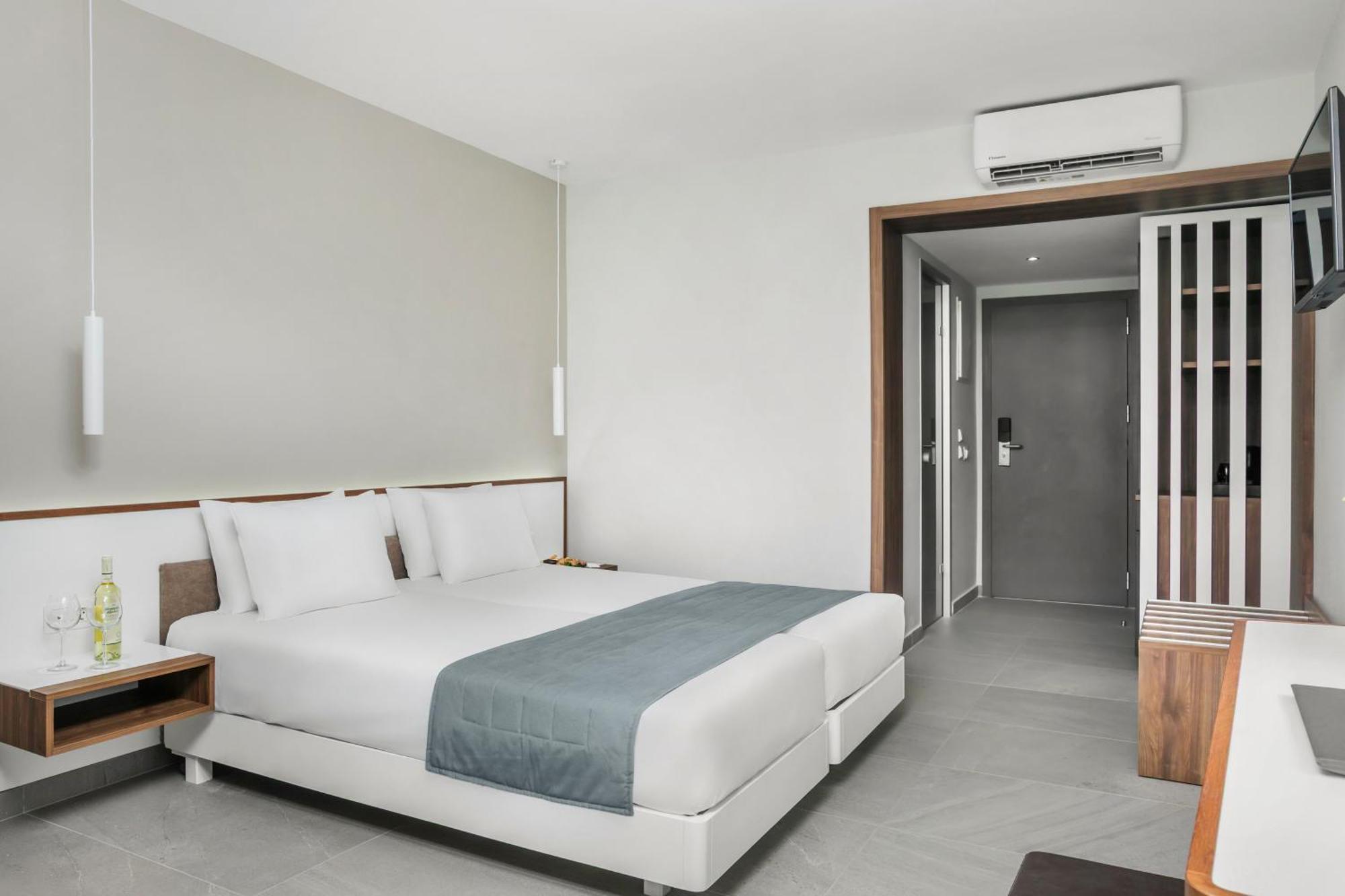 Iris Hotel 3*