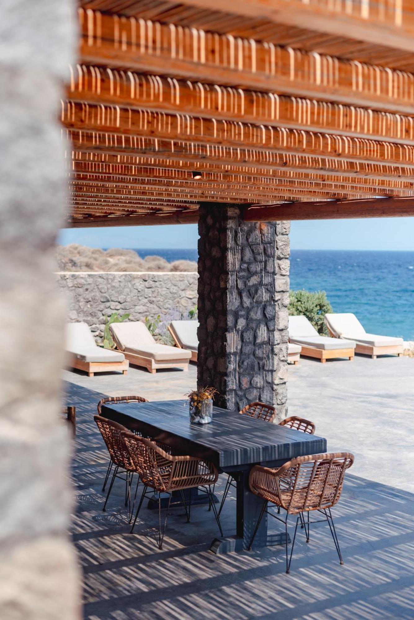 Colombos Beachfront 5*