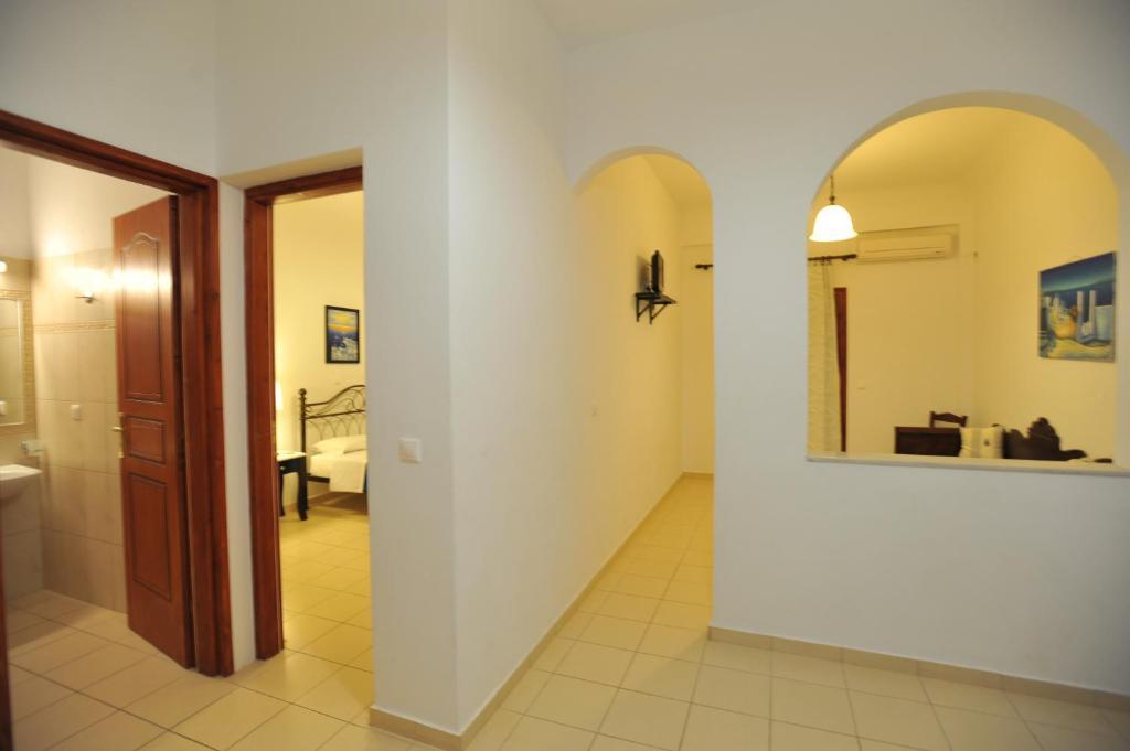 Sunflower Hotel Kamari (Santorini)
