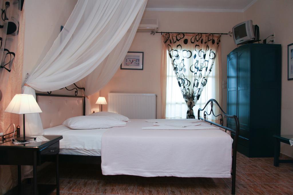 Equanimity Apartment Fira (Santorini)
