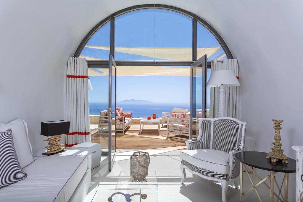 Kamini Santorini *