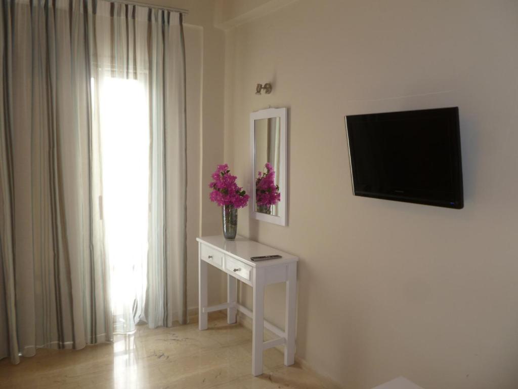 Costas & Chrysoula 3*