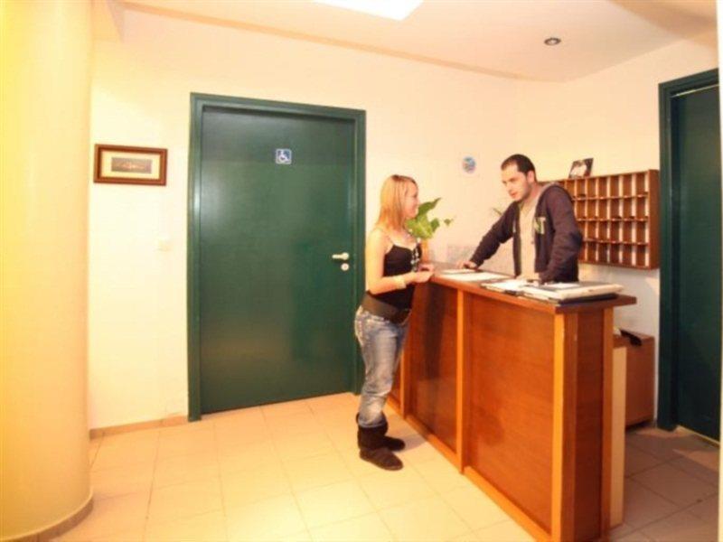 Alexandra Apartment *