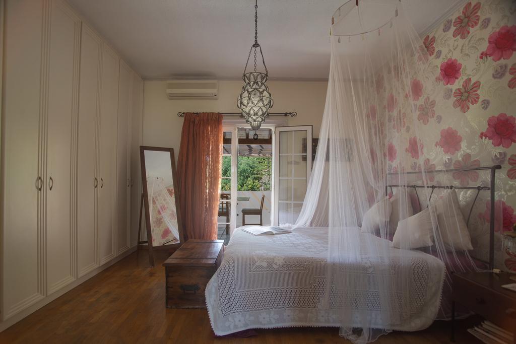 Of Roses Apartment