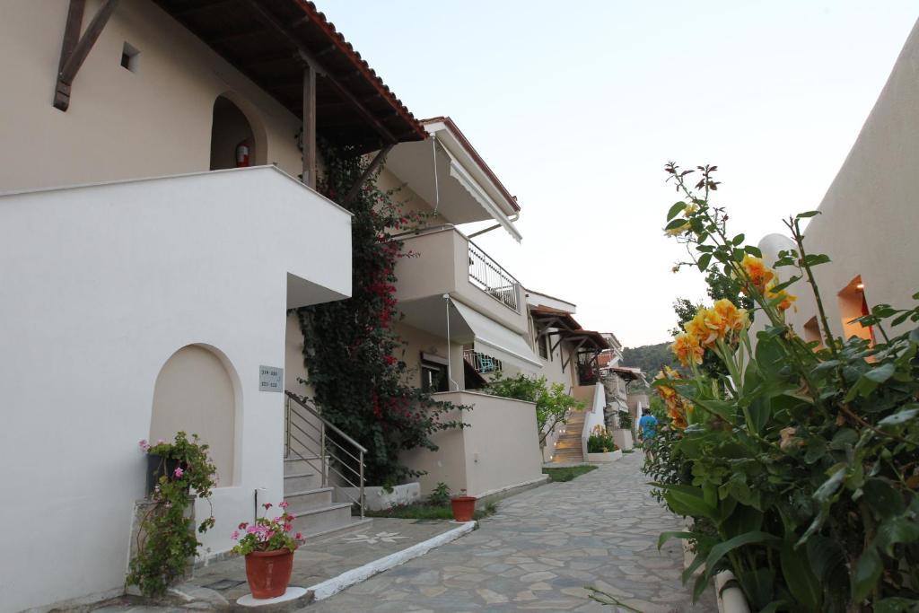 Hotel Meliton & By The 3*