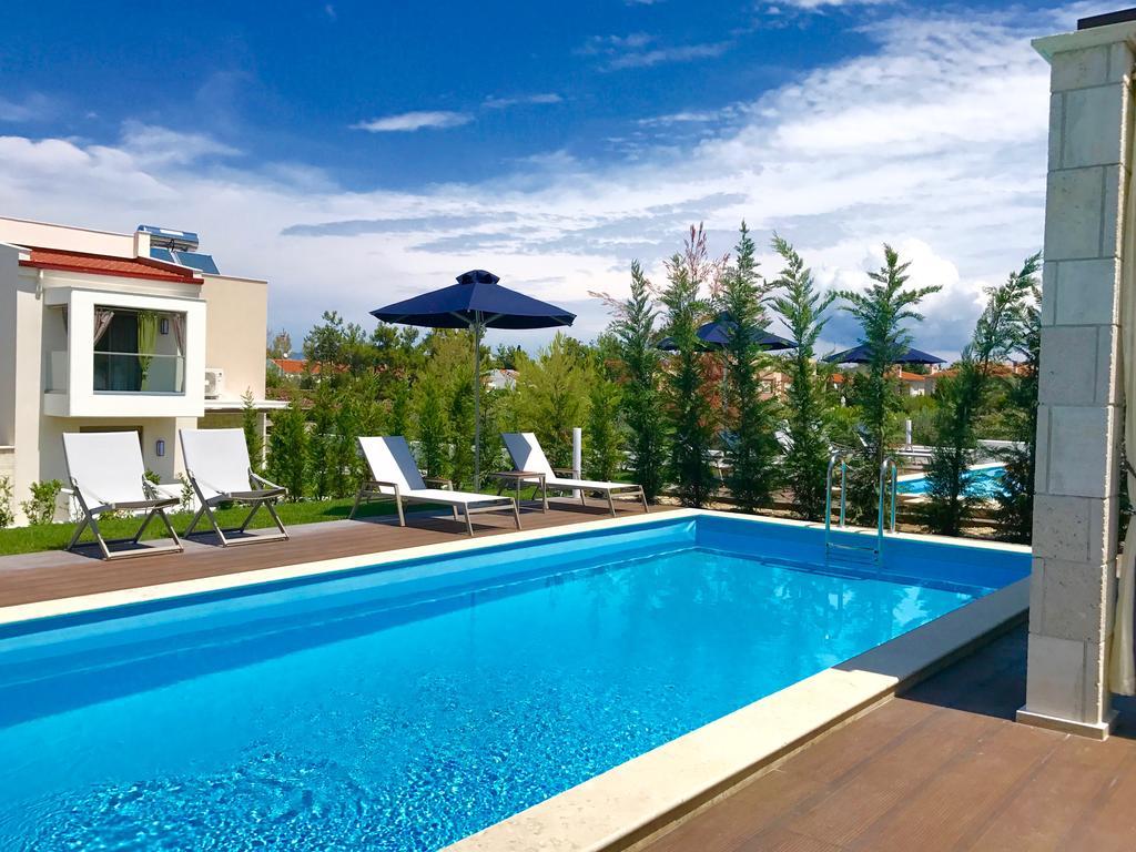 W Pool Halkidiki Villa *
