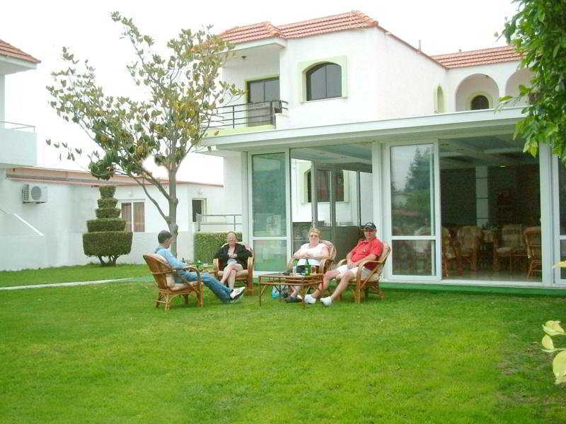 Aparthotel Anixis & 3*
