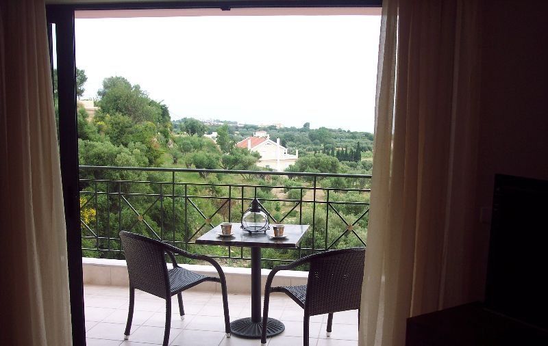 Hotel Sarantos Pool Suites 4*