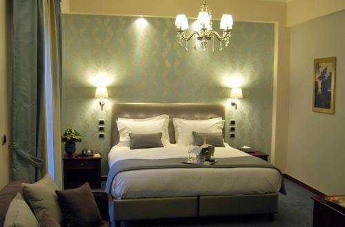 Ava And 4* Athens