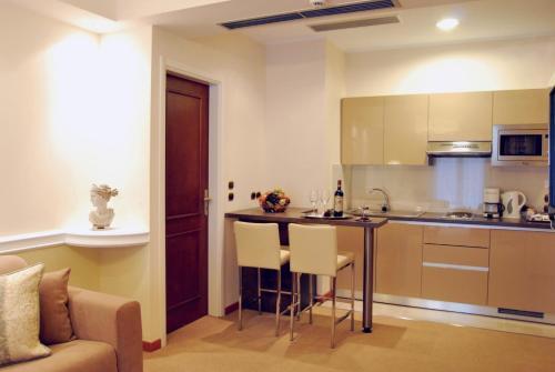 Ava And 4* Athens