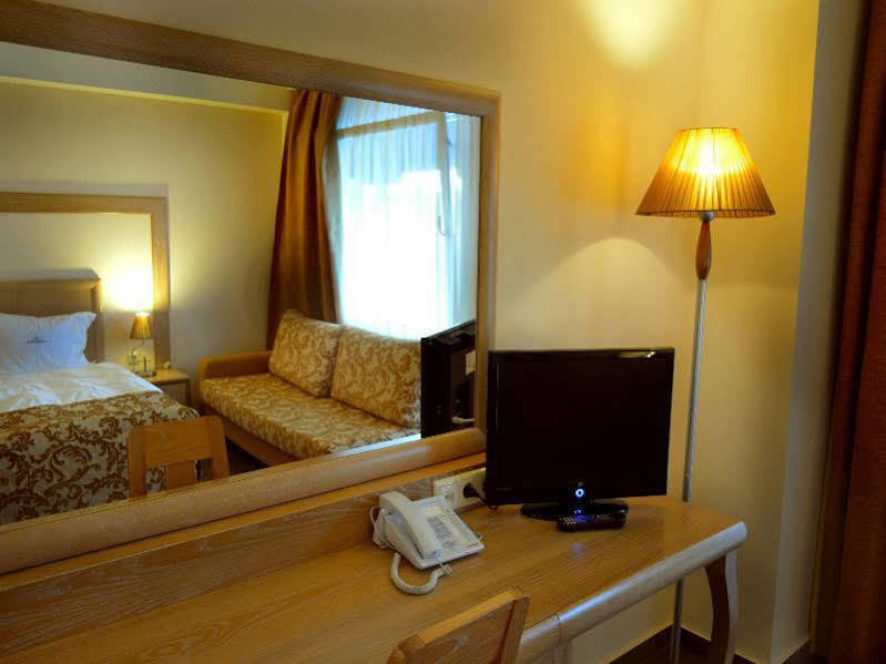 Alexandros Palace And Suites 5* Nea Roda