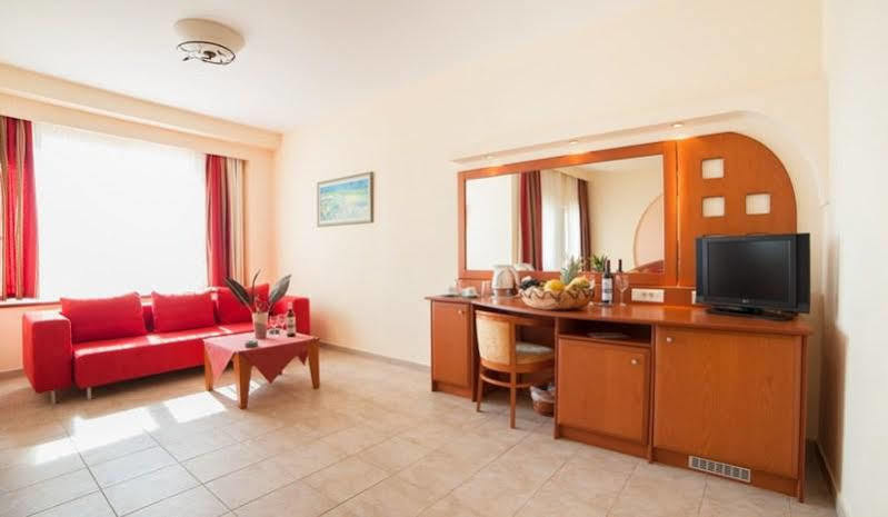Alexandros Palace And Suites 5* Nea Roda