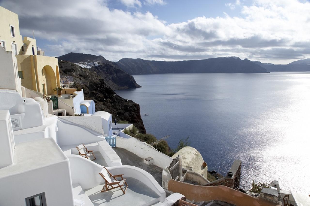 White Villa Oia (Santorini)