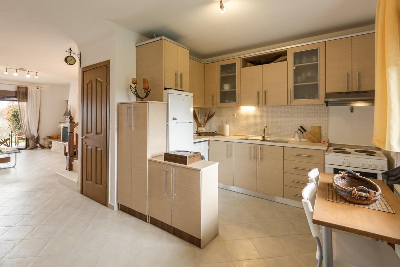 Beachside Haven, Poolside Serenity & Sunset Magic Villa Kalandra