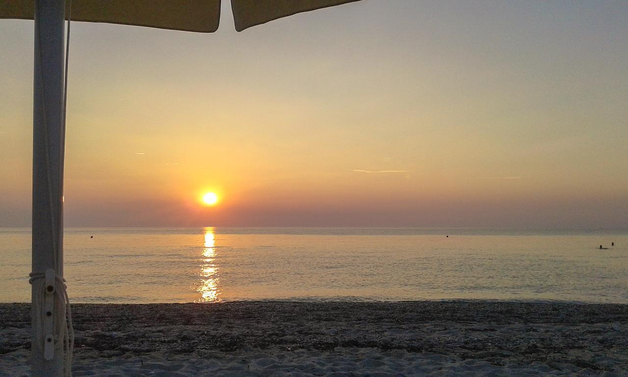 Villa Beachside Haven, Poolside Serenity & Sunset Magic Kalandra