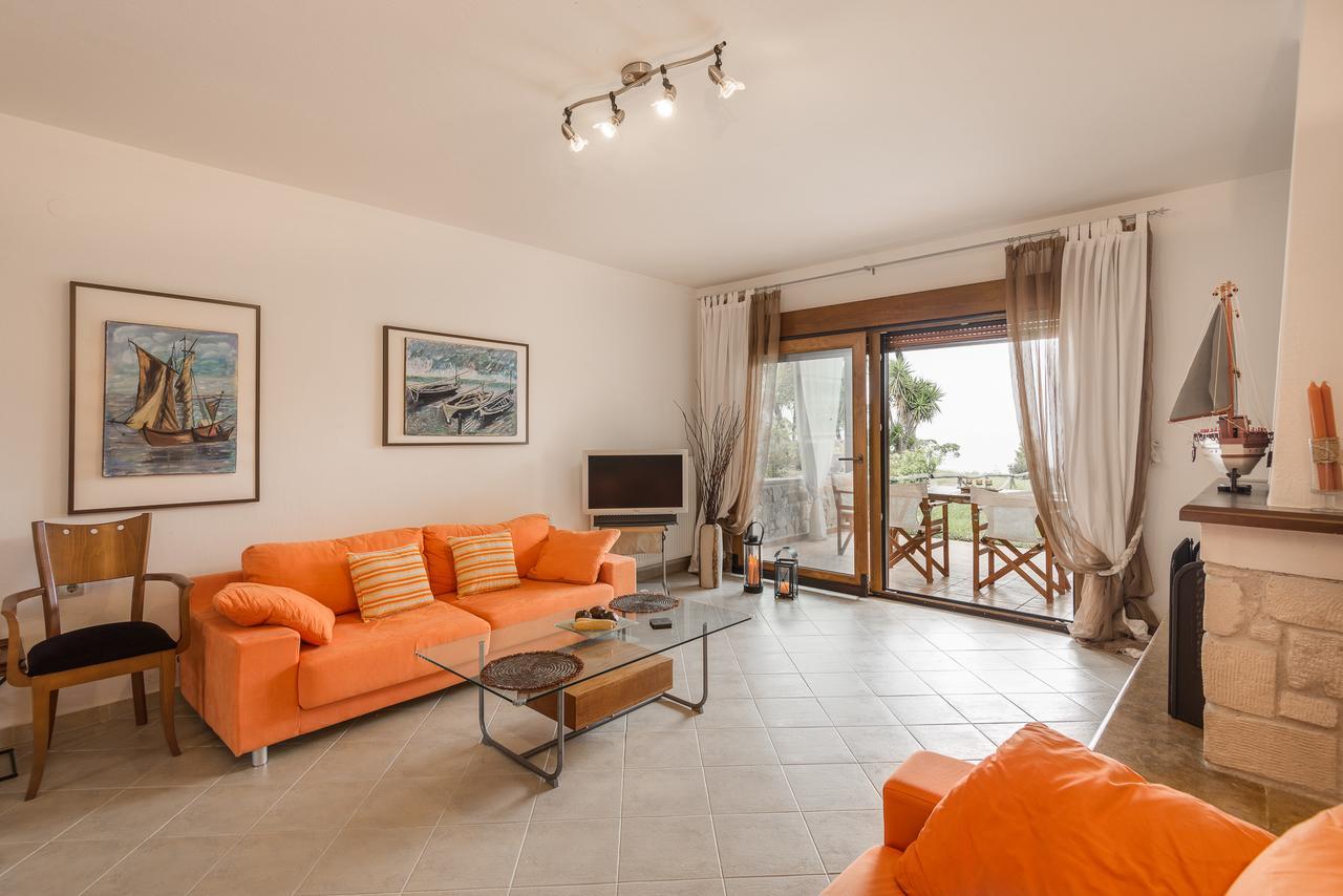 Beachside Haven, Poolside Serenity & Sunset Magic Villa *