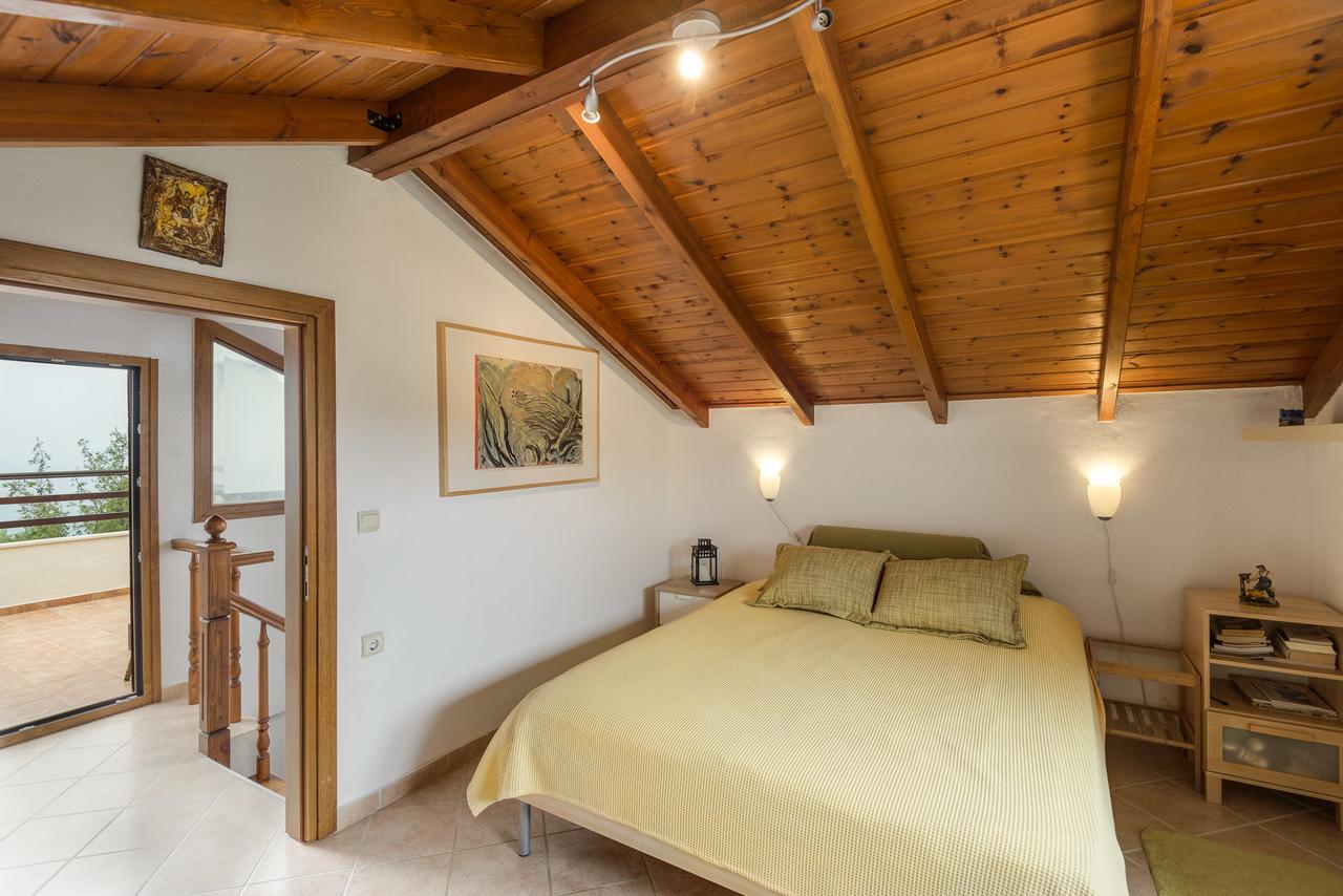 Beachside Haven, Poolside Serenity & Sunset Magic Villa *