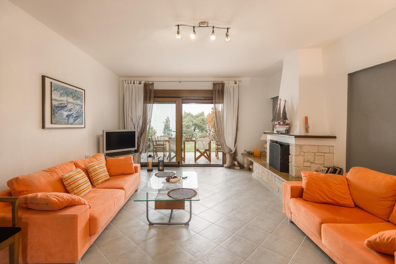 Villa Beachside Haven, Poolside Serenity & Sunset Magic Kalandra
