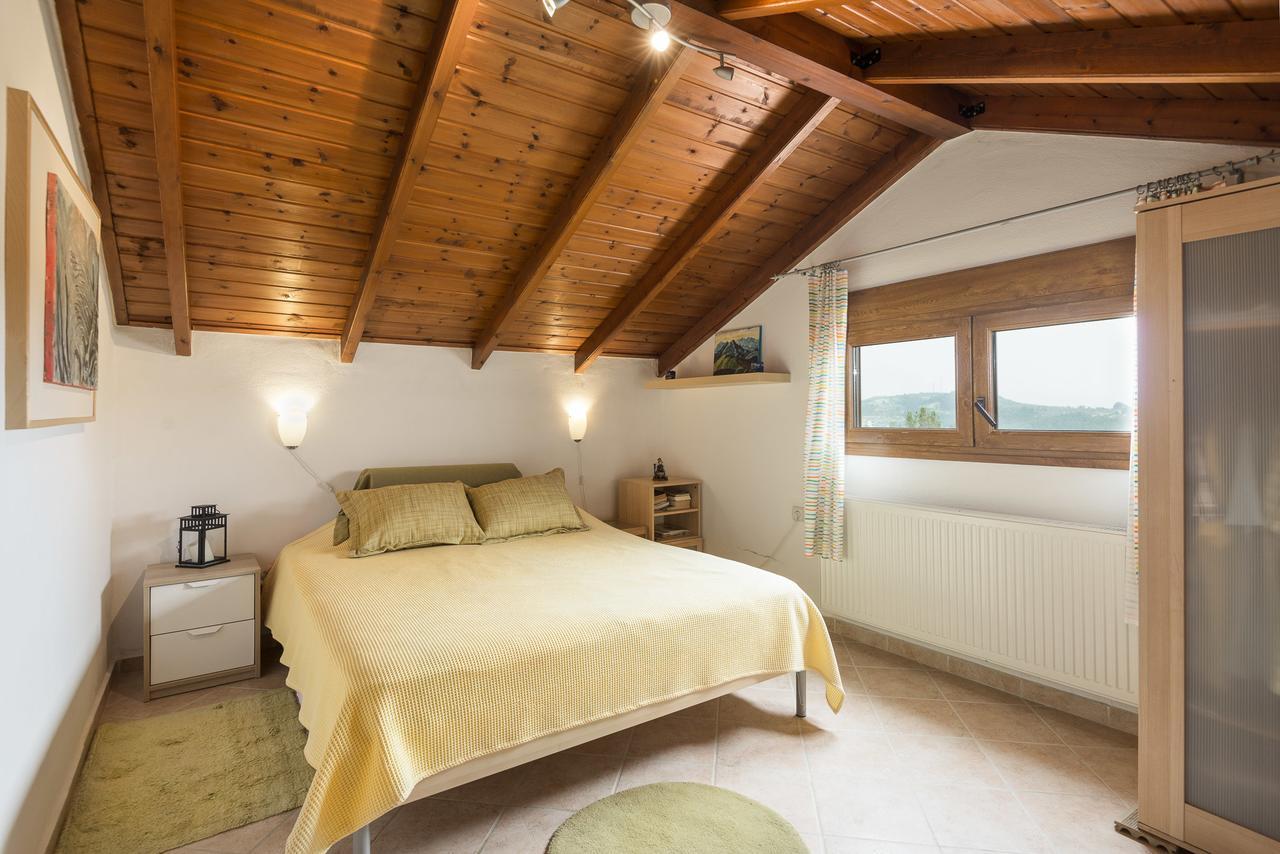 Villa Beachside Haven, Poolside Serenity & Sunset Magic Kalandra