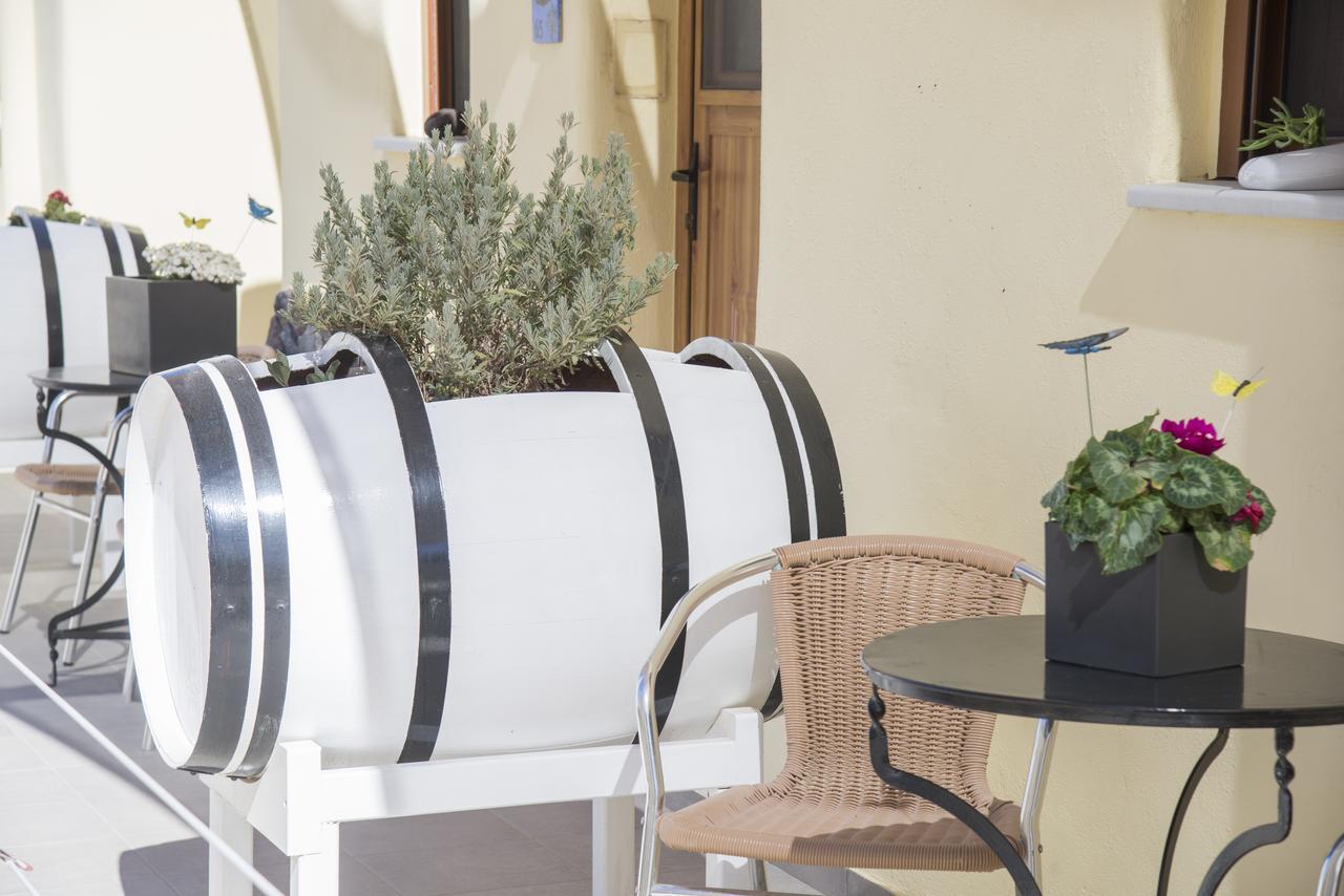 Smaragdi 3* Perivolos (Santorini)