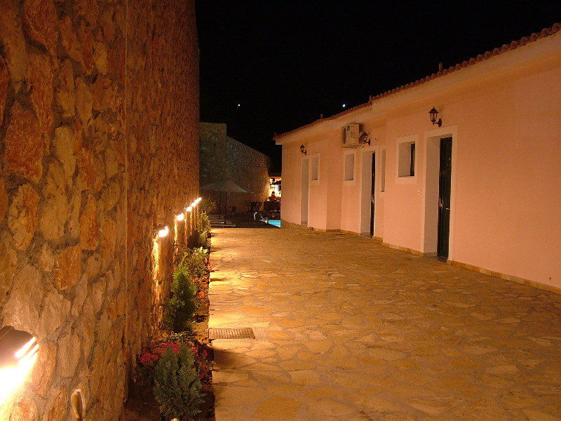 Hotel Sarantos Pool Suites 4*